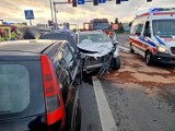 Wypadek na skrzyżowaniu w Lesznie. Jedno z aut wjechało na czerwonym ZDJĘCIA i WIDEO