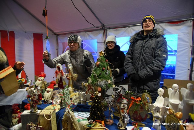 Artystycznym akordem były występy dzieci z przedszkoli i szkół podstawowych. Maluchy były zachwycone laserowymi animacjami, wyświetlanymi co pewien czas na fasadzie ratusza. Pod okiem artystów z pracowni Dworzec Tworzec uczyły się także robić świąteczne stroiki.