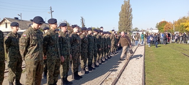 Wojskowa Giełda Pracy w Jędrzejowie przyciągnęła spore tłumy zainteresowanych militariami i nie tylko. Zobaczcie więcej na kolejnych zdjęciach