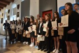 Najlepsza klasa VIII w Toruniu! Świadectwa wręczył im prezydent Michał Zaleski