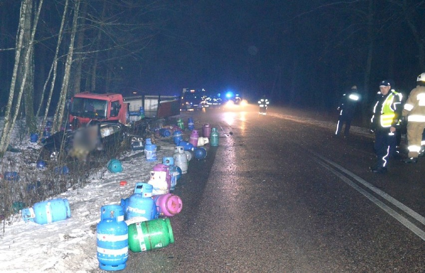 Gmina Zblewo. Policjanci wyjaśnianą okoliczności śmiertelnego wypadku. Zginął kierowca jaguara z powiatu kościerskiego 