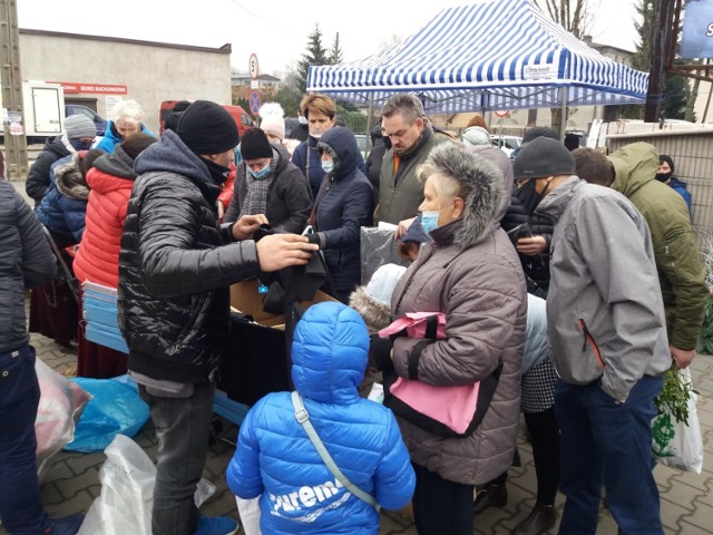 Tłum na targowisku w Radomsku. Mieszkańcy miasta i powiatu robią ostatnie świąteczne zakupy