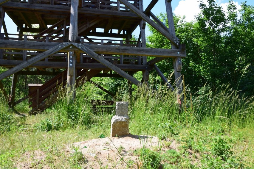 U stóp wieży stoi obelisk.