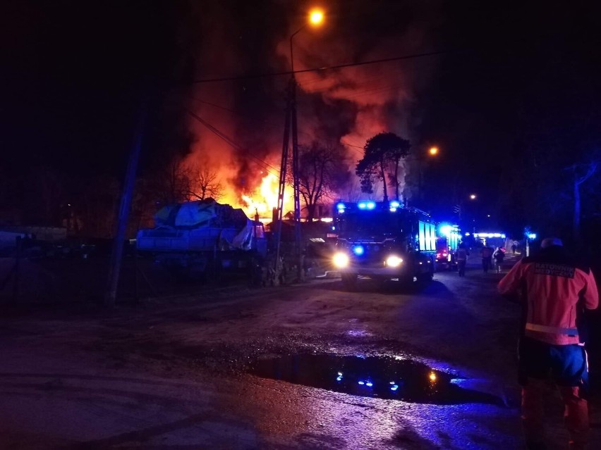 Pożar świdermajera w Józefowie. Z ogniem walczyło 15 zastępów straży pożarnej, 22 osoby ewakuowano