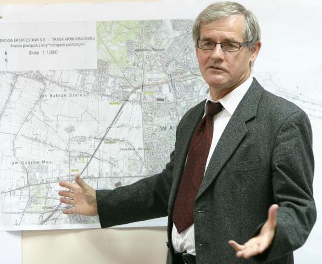 Inżynier kontraktu Tomasz Misiak pokazuje plan budowy trasy szybkiego ruchu S8.