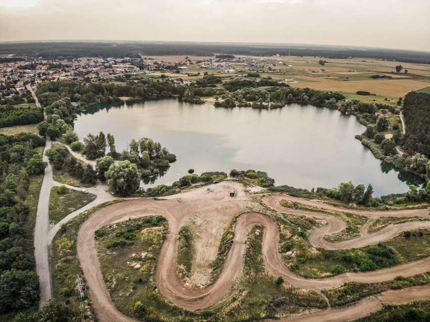 Leszno.Położyli się na ziemi, by zablokować niszczenie toru. Prostest motocyklistów w Zaborowie [ZDJĘCIA]