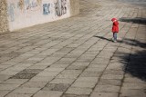 1,5-roczna dziewczynka bez bucików przy ruchliwym skrzyżowaniu w Brzesku, a w domu jej 3-letni brat również bez opieki. Gdzie byli rodzice?