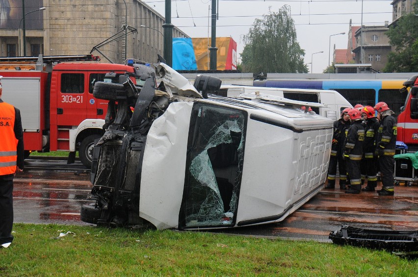 Kraków. Wypadek na Alejach. Zderzenie autobusu i tramwaju w centrum [NOWE ZDJĘCIA, WIDEO]