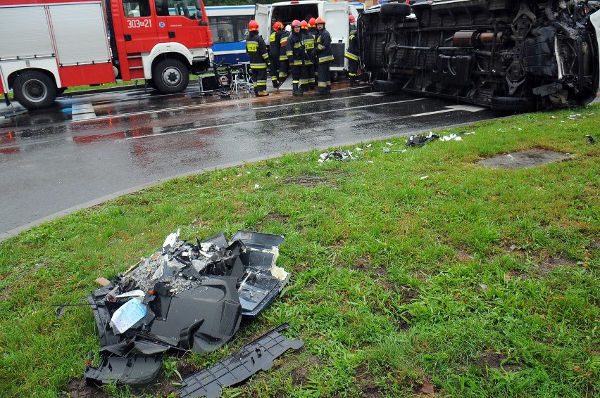 Kraków. Wypadek na Alejach. Zderzenie autobusu i tramwaju w centrum [NOWE ZDJĘCIA, WIDEO]