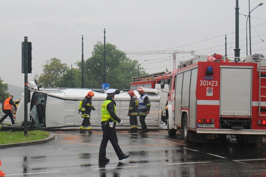 Kraków. Wypadek na Alejach. Zderzenie autobusu i tramwaju w centrum [NOWE ZDJĘCIA, WIDEO]