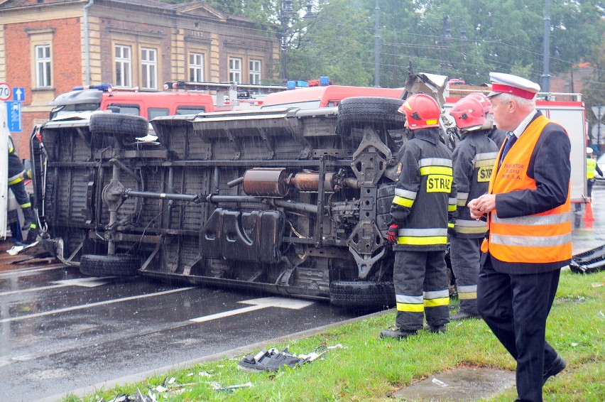 Kraków. Wypadek na Alejach. Zderzenie autobusu i tramwaju w centrum [NOWE ZDJĘCIA, WIDEO]