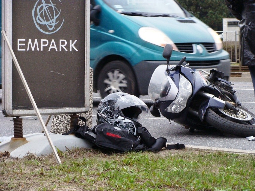 Karambol na Wołoskiej: Motocyklista w drodze do szpitala [ZDJĘCIA]