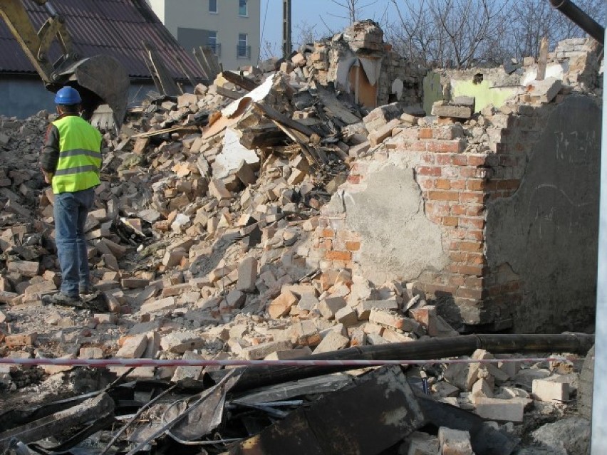 Ekipa budowlana wyburzyła dom stojący przy nowopowstałym...