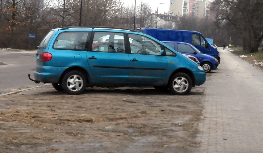 Ul. Konstantynów: Problem z zaparkowanymi samochodami