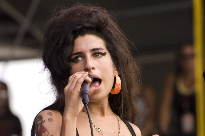 Amy Winehouse to kontrowersyjna gwiazda, która wyróżniała...