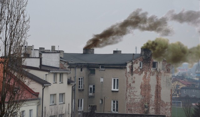 Narzekamy na jakość powietrza, którym, szczególnie w sezonie grzewczym, musimy oddychać. Nie ma się co dziwić, skoro do pieców, oprócz węgla, często trafiają różnego rodzaju odpadki.