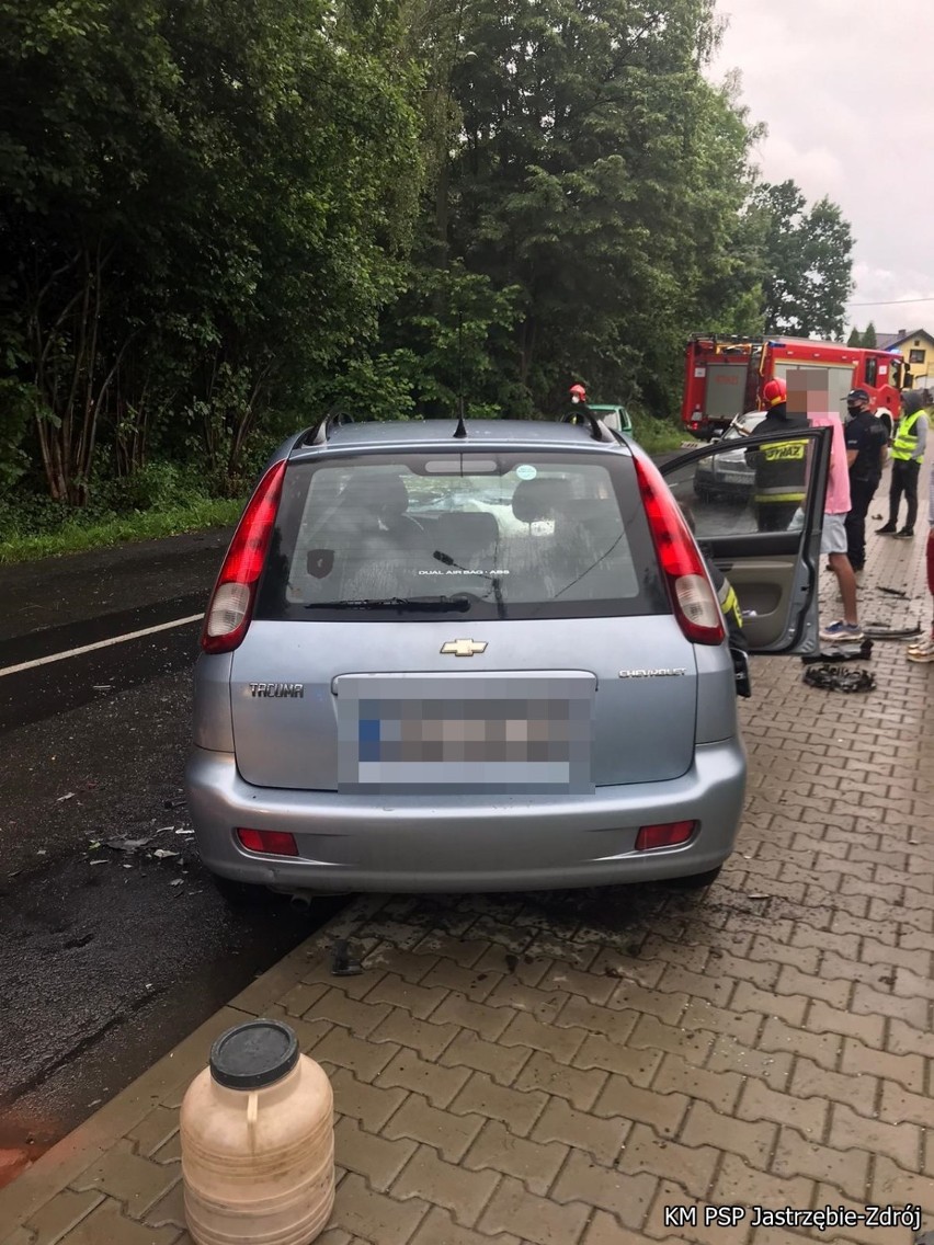 Wypadek w Gołkowicach: młody kierowca wyleciał autem na łuku...