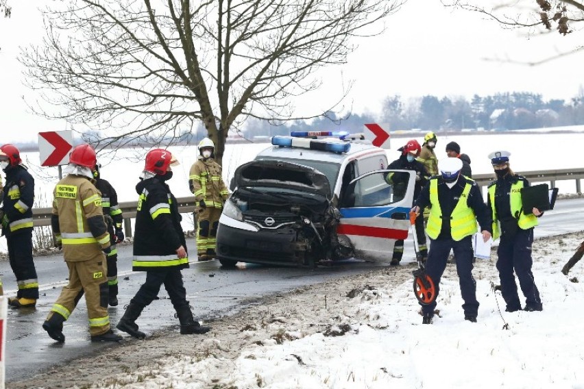 Aż pięć osób rannych w bardzo groźnym wypadku pod Wrocławiem. Poleciał po nie śmigłowiec LPR