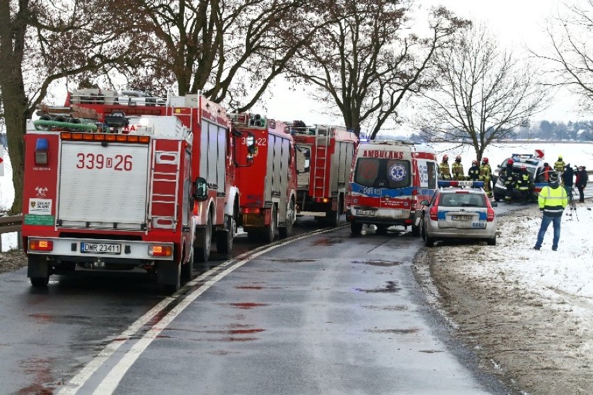 Aż pięć osób rannych w bardzo groźnym wypadku pod Wrocławiem. Poleciał po nie śmigłowiec LPR
