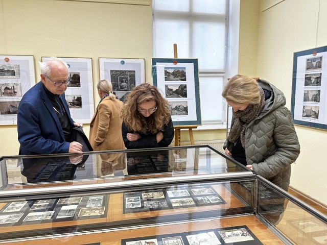 W pałacyku Wojewódzkiej Biblioteki Publicznej w Opolu można oglądać wystawę pocztówek, przedstawiających przedwojenne Opole.