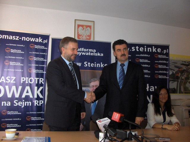 Przewodniczący Rady Miasta Wiesław Steinke podziękował marszałkowi za dotychczasową współpracę między samorządami