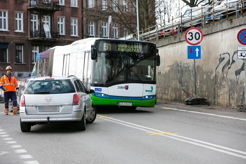 Na ul. Owocowej zrobiło się wąsko. Najgorzej mają autobusy [ZDJĘCIA]