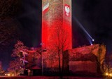 Kruszwica. Oświetlona Mysia Wieża, a w środku nowoczesna ekspozycja