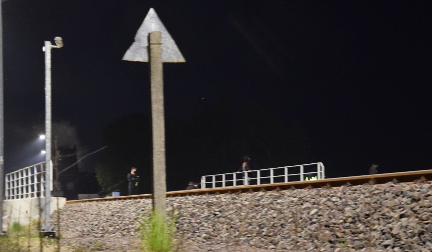 Policjanci ratowali w Miastku młodego mężczyznę, który stał na wiadukcie kolejowym (FOTO)