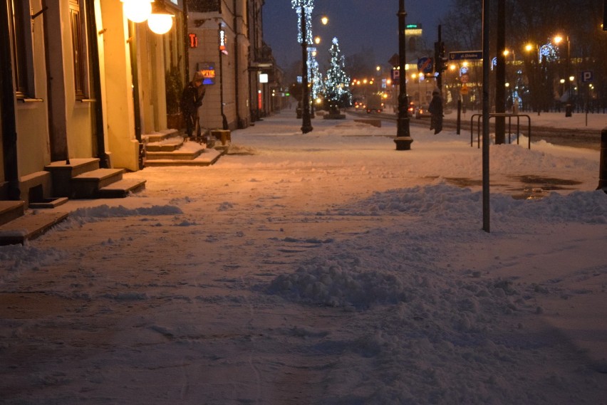 Na ulicach i chodnikach pełno śniegu