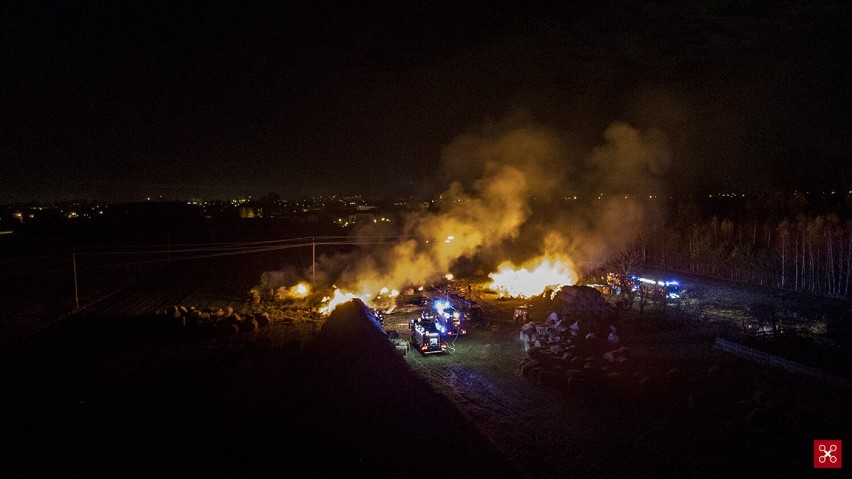 Pożar stert słomy w Sieradzu ujęty na ZDJĘCIACH z drona autorstwa sieradzanina Pawła Karonia. Zobacz też inne jego ujęcia
