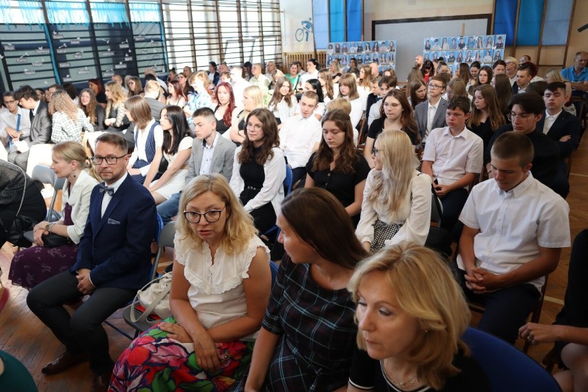 Ósmoklasiści w SP nr 10 w Lesznie odebrali świadectwa ukończenia szkoły