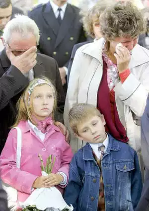 Na kamiennej tablicy zapisano nazwiska wszystkich ofiar katastrofy. Wśród zabitych byli obywatele m.in. Czech i Holandii.