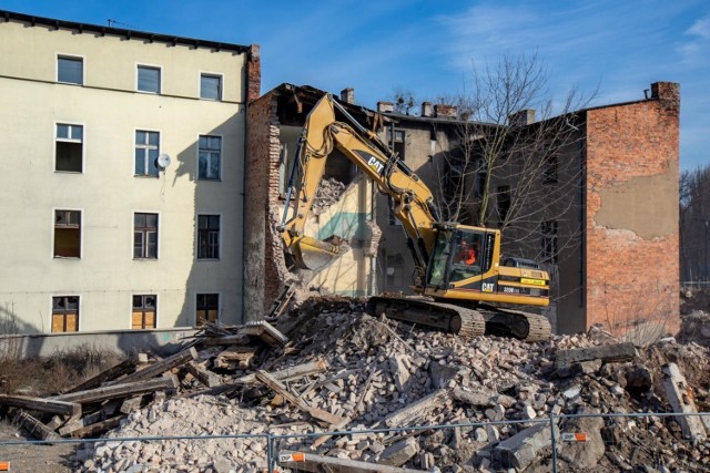 Rozpoczęły się rozbiórki nieruchomości przy ul. Toruńskiej w związku z budową linii tramwajowej na ul. Kujawskiej.

W poniedziałek ekipy przygotowywały rampy do sprawnej obsługi transportowej placu budowy. We wtorek, 19 lutego, od rana w pierwszej kolejności zburzone zostały przybudówki przylegające do kamienic. W ciągu dnia rozbierane są kamienice.

WIĘCEJ ZDJĘĆ NA NASTĘPNYCH STRONACH

Wielu mieszkańców jest na miejscu i z zaciekawieniem obserwuje prace i robi zdjęcia. Po zakończeniu prac przy ulicy Toruńskiej, ekipa przeniesie się tuż za rondo Kujawskie, żeby wyburzyć nieruchomości znajdujące się między dwiema jezdniami tuż przed stacją benzynową. Po uporządkowaniu terenu, powstanie w tym miejscu tymczasowe zaplecze budowy.



Polecamy: Bydgoski Londynek z lotu ptaka


