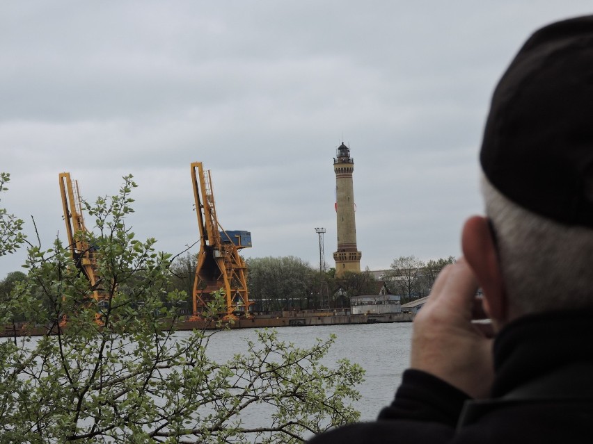 Porywisty wiatr rozerwał gigantyczną flagę zawieszaną na latarni morskiej w Świnoujściu [ZDJĘCIA, WIDEO]