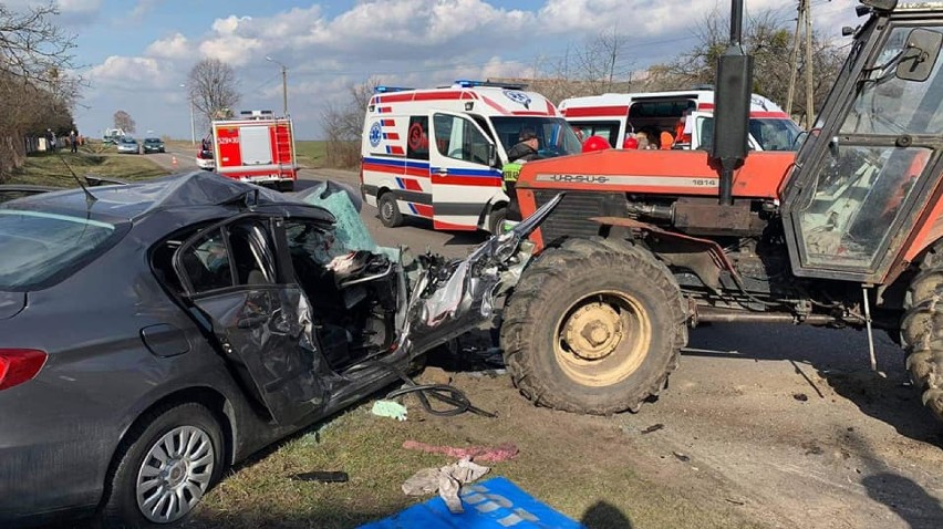 Ciągnik zderzył się z osobówką. Cztery osoby są ranne