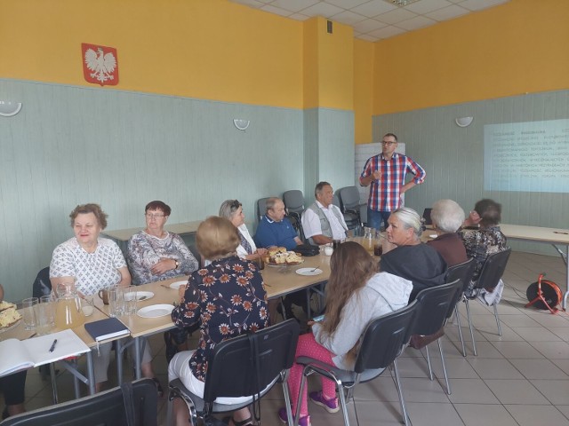 Z członkiniami i członkami KGW Pręczki rozmawiał Andrzej Szalkowski, dyrektor Muzeum Ziemi Dobrzyńskiej w Rypinie