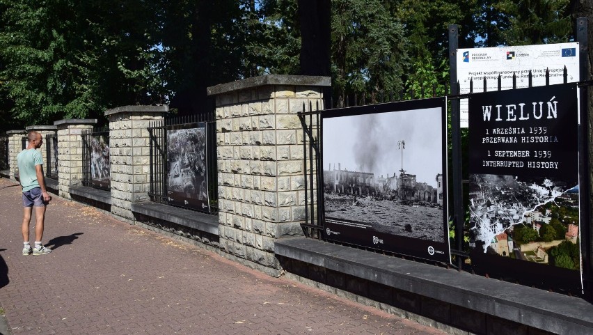 "Wieluń, przerwana historia". Zdjęcia zbombardowanego miasta na ogrodzeniu kolegiaty 