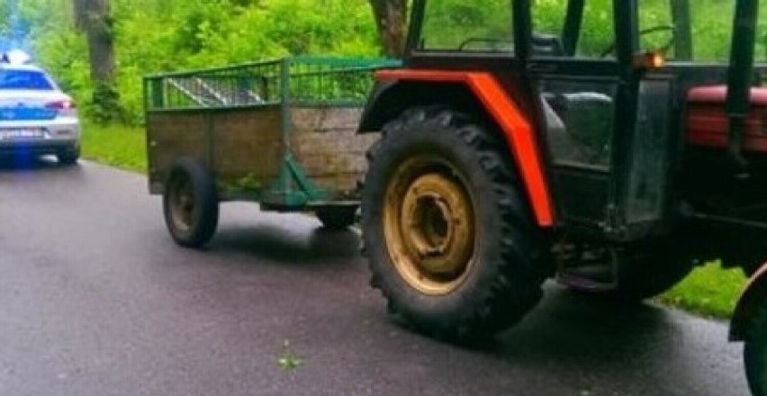 82-letni rolnik jechał traktorem na podwójnym gazie. Miał 2,5 promila!