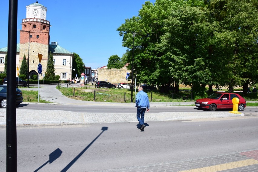 Dlaczego przy rondach w centrum Wielunia nadal nie namalowano przejść dla pieszych? Bo nowy asfalt może być zrywany 