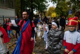 Korowód Świętych przeszedł ulicami Poznania. To alternatywa dla Halloween