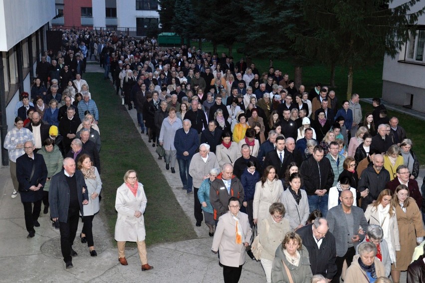 Wielkanoc w Tomaszowie 2024: Tłumy wiernych na mszy i procesji rezurekcyjnej w kościele NMP Królowej Polski
