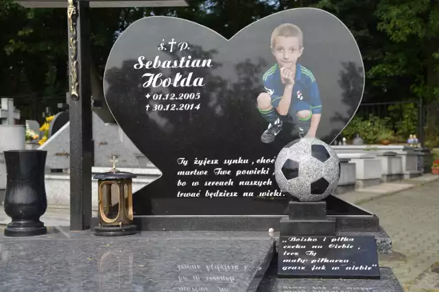 Na cmentarzu w Krzyżu,  gdzie pochowano Sebastiana, stanął nagrobekz płytą w kształcie serca oraz piłką nożną z granitu