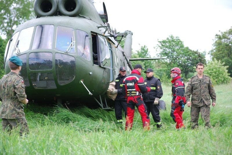 Głogów: Trwa obrona wałów przeciwpowodziowych