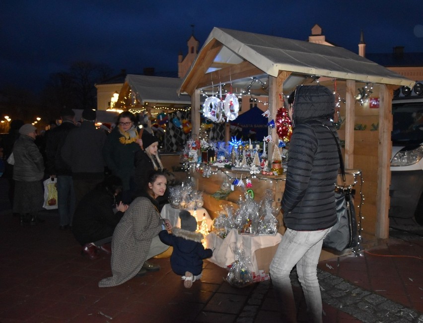 Ozdoby świąteczne i domowe wypieki. Na sanockim rynku trwa Jarmark Adwentowy [ZDJĘCIA]