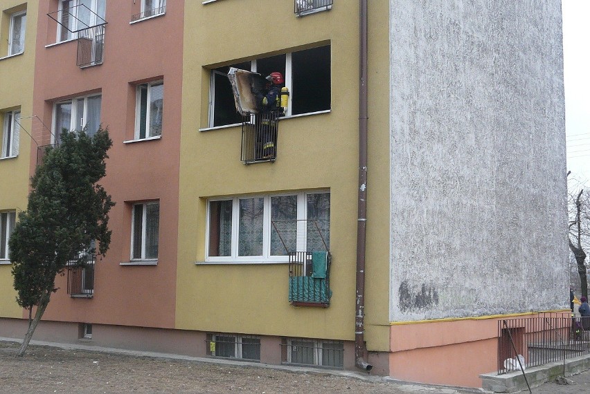 Pożar w bloku przy ul. Bohaterów Getta Warszawskiego (ZDJĘCIA)