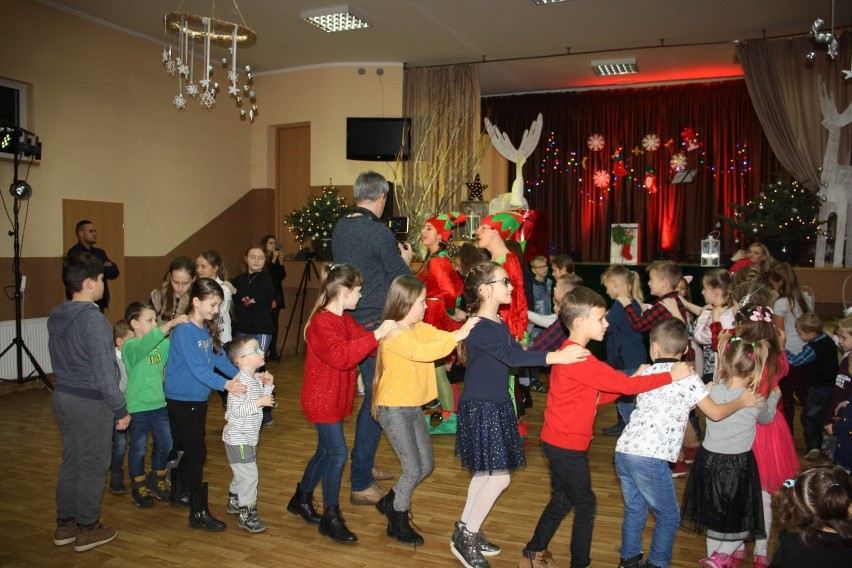 Ostaszewo. Świąteczny koncert mikołajkowy sprawił dzieciom mnóstwo radości.