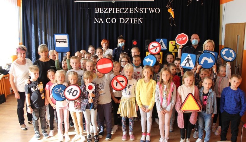 Wieluńscy policjanci odwiedzają kolejne szkoły 