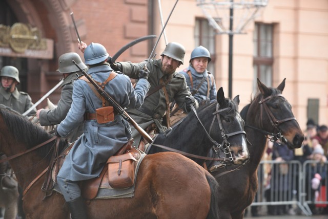 18 stycznia 1920 roku, po długim okresie zaborów Toruń powrócił w końcu w ręce Polaków. Z tej okazji w naszym mieście odbyło się dzisiaj wiele ciekawych wydarzeń. Jednym z nich była rekonstrukcja ze stycznia 1920 roku. Torunianie mogli cofnąć się w czasie i zobaczyć moment powitania polskich żołnierzy przy Dworcu Miasto. Ponadto zaplanowane zostały m.in. piknik historyczny „Halleriada", uroczystość patriotyczna i otwarty koncert muzyki ostatniego stulecia w Arenie Toruń. Zobaczcie naszą fotorelację!

Zobacz także: Małgorzata Kidawa-Błońska w Toruniu. Wicemarszałek Sejmu świętowała z Toruniem 100-lecie powrotu miasta do wolnej Polski [zdjęcia]

Zobacz także: 100. rocznica powrotu Torunia do wolnej Polski. Program obchodów

Polecamy: 100 Rocznica Powrotu Pomorza i Kujaw do Wolnej Polski - odc. 3 Toruń