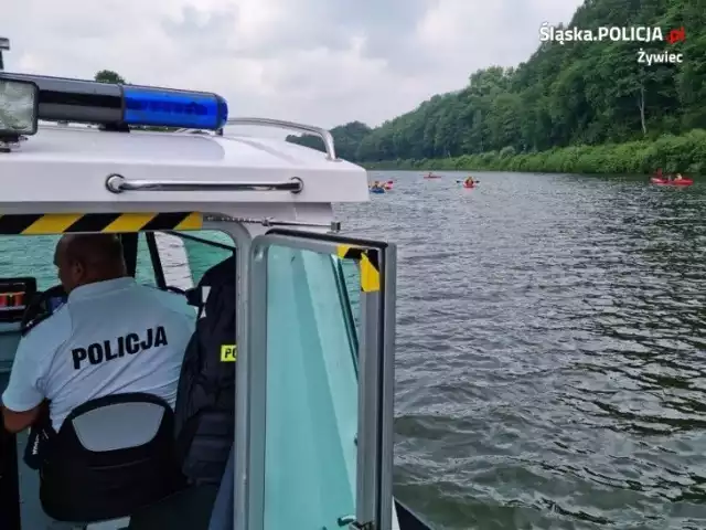 Pierwszy odcinek Ogólnopolskiego Spływu Kajakowego „Trzech Zapór” pod czujnym okiem policyjnych motorowodniaków z Gilowic.