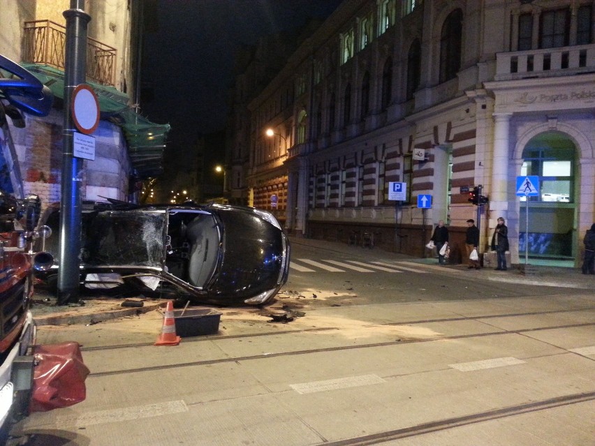 Wypadek na skrzyżowaniu Kilińskiego i Tuwima w Łodzi. Ranni [ZDJĘCIA]